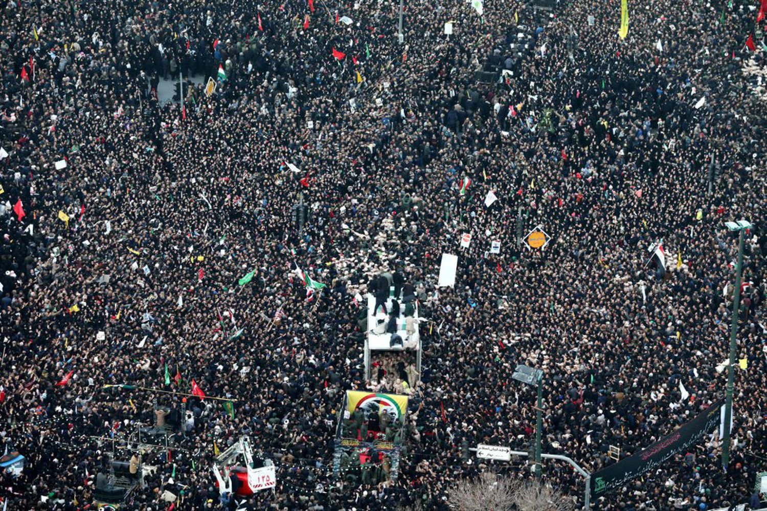 Multidão se reúne na cidade iraniana de Mashhad para homenagear o general Qasem Soleimani. MOHAMMAD TAGHI (AFP)
