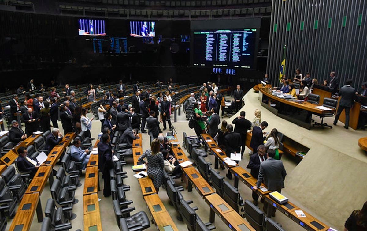 Sessão conjunta da Câmara e do Senado analisou vetos presidenciais. Limite de acesso ao BPC subiu e contrariou governo
