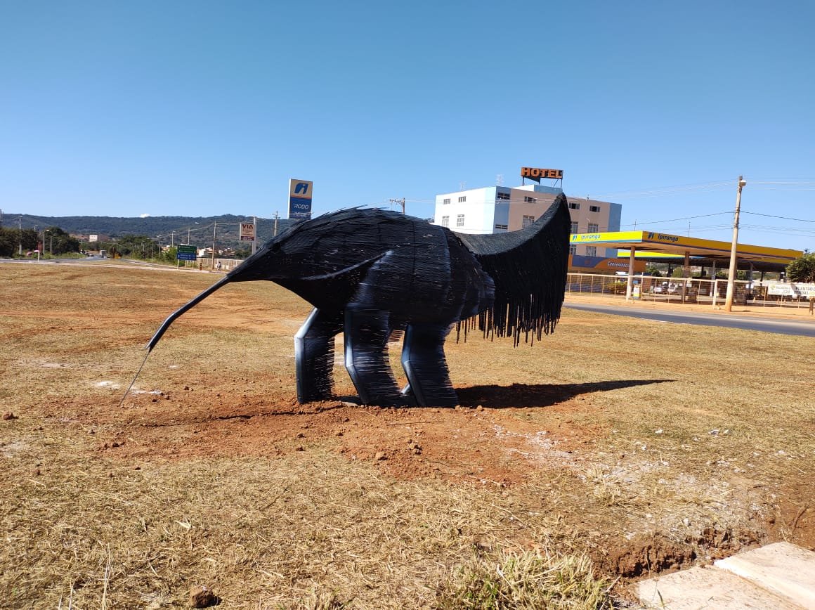 Montes Claros ganha escultura gigante de Tamanduá Bandeira
