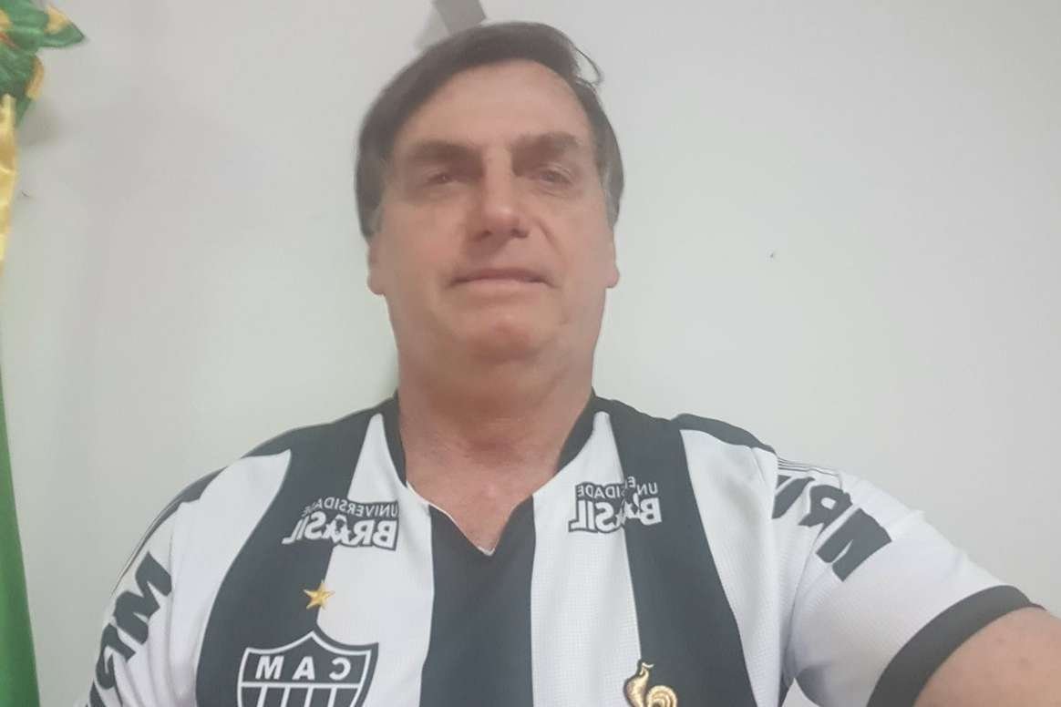 Bolsonaro com a camisa do Galo