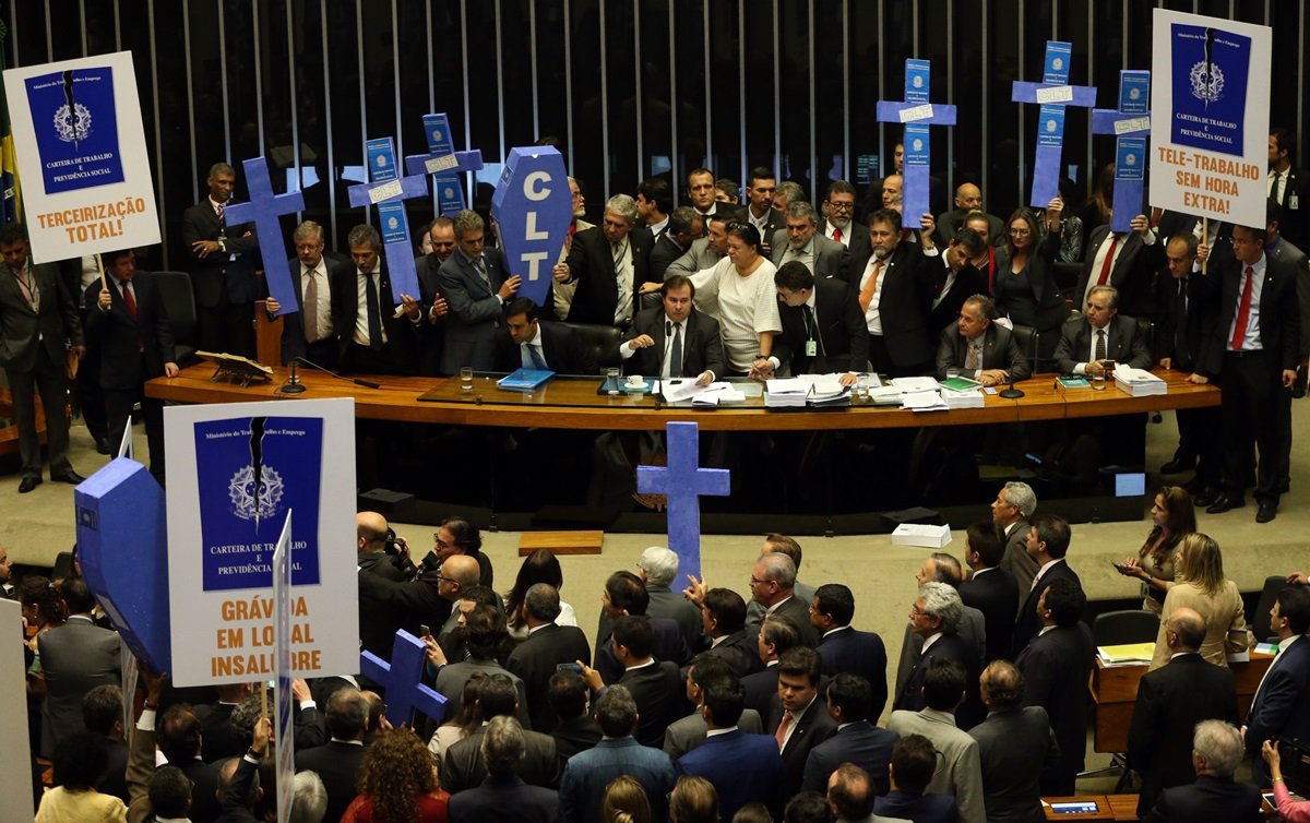 Brasília - Após a conclusão da leitura do parecer do relator do projeto da reforma trabalhista, deputados de partidos de oposição ao governo retomaram a obstrução aos trabalhos no plenário (Antonio Cruz/Agência Brasil)