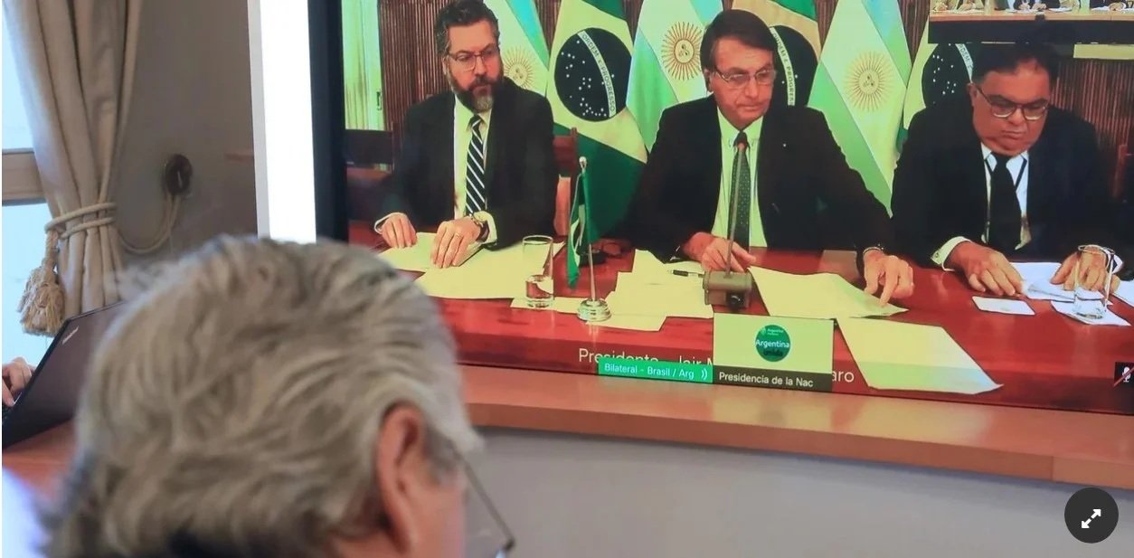 Sem Trump, Bolsonaro se curva ao argentino Fernández