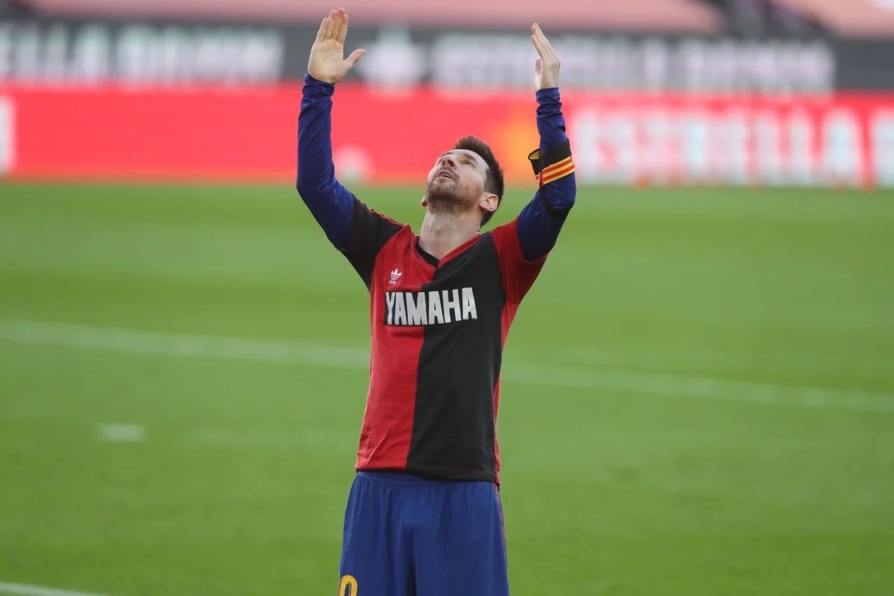 Messi faz linda homenagem a Maradona após ter feito um golaço
