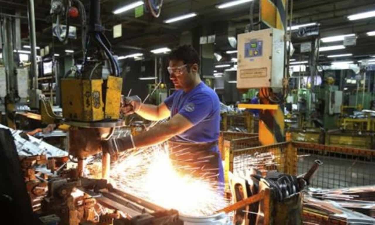 Efeito Bolsonaro: Produção industrial acumula queda de 6,3% no ano, segundo o IBGE