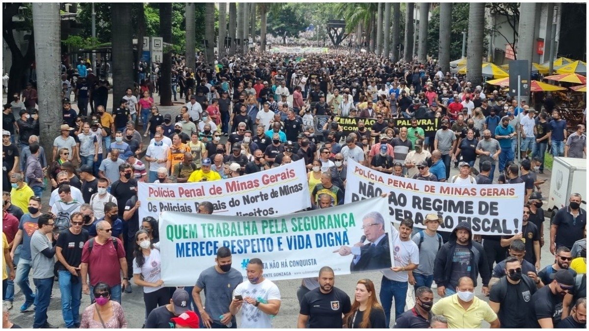 Já são mais de 25 mil protestantes no centro da capital mineira (Acervo pessoal/Marco Antônio Bahia)