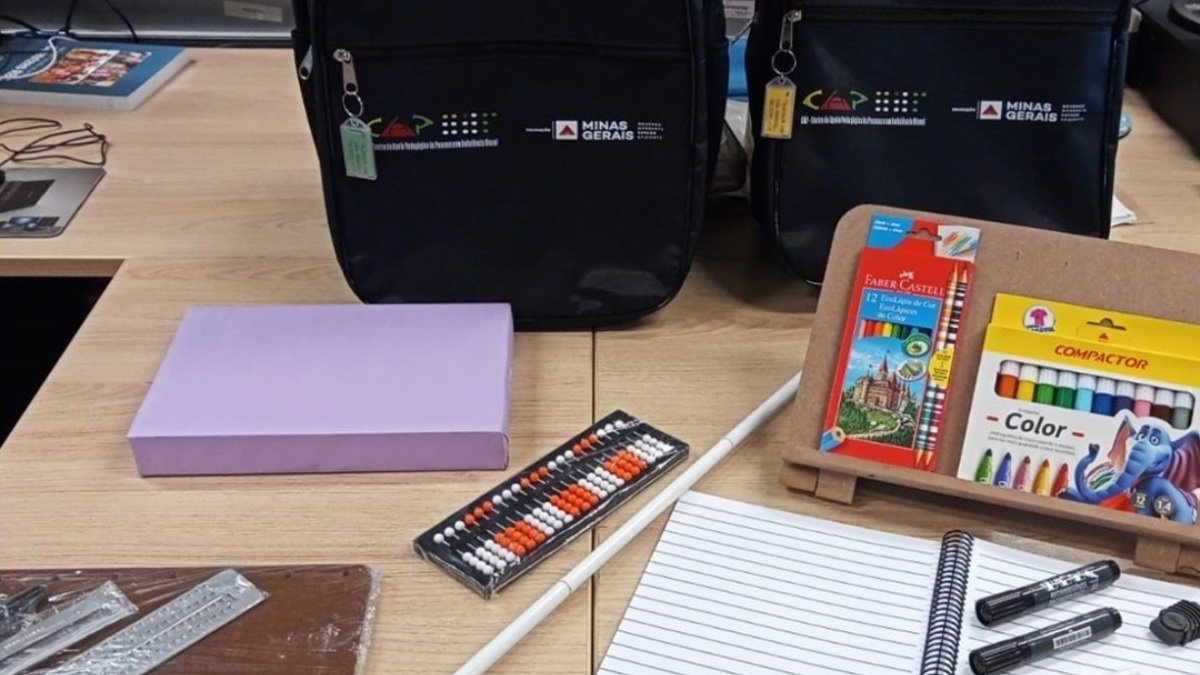 Alunos com deficiência visual recebem kits de apoio em escolas de Minas