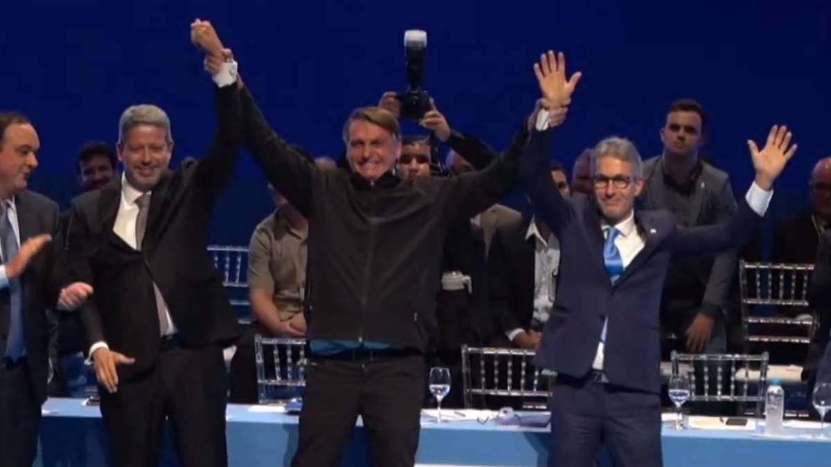 Sob pressão, Bolsonaro se humilha, mas não consegue apoio de Zema