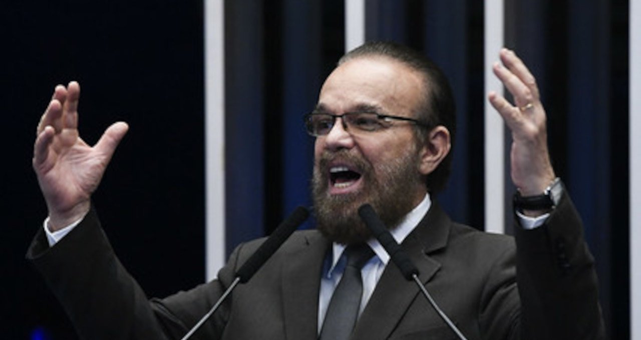 Aliado de Bolsonaro joga a toalha e admite que vitória de Lula é fava contada
