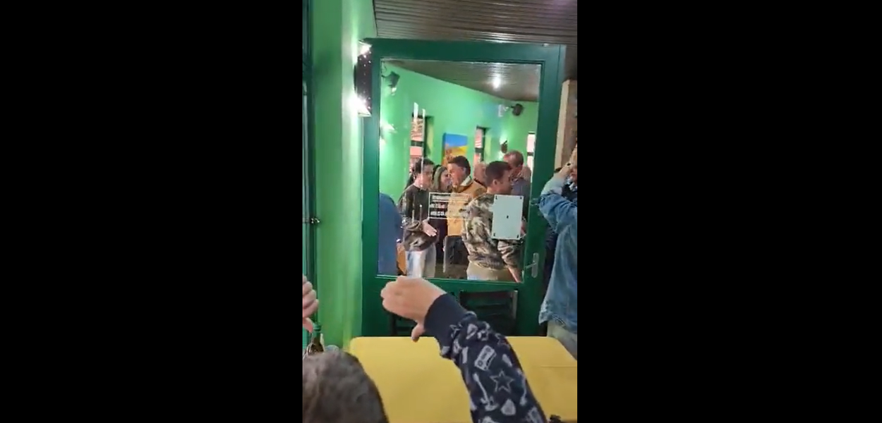 Bolsonaro é vaiado e expulso de churrascaria em São Paulo