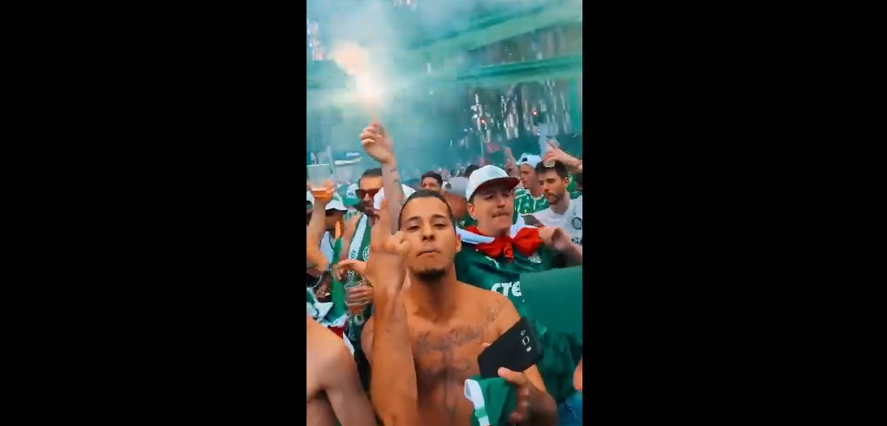 Torcida do Palmeiras espalha faixas nas ruas e vaia Bolsonaro em estádio