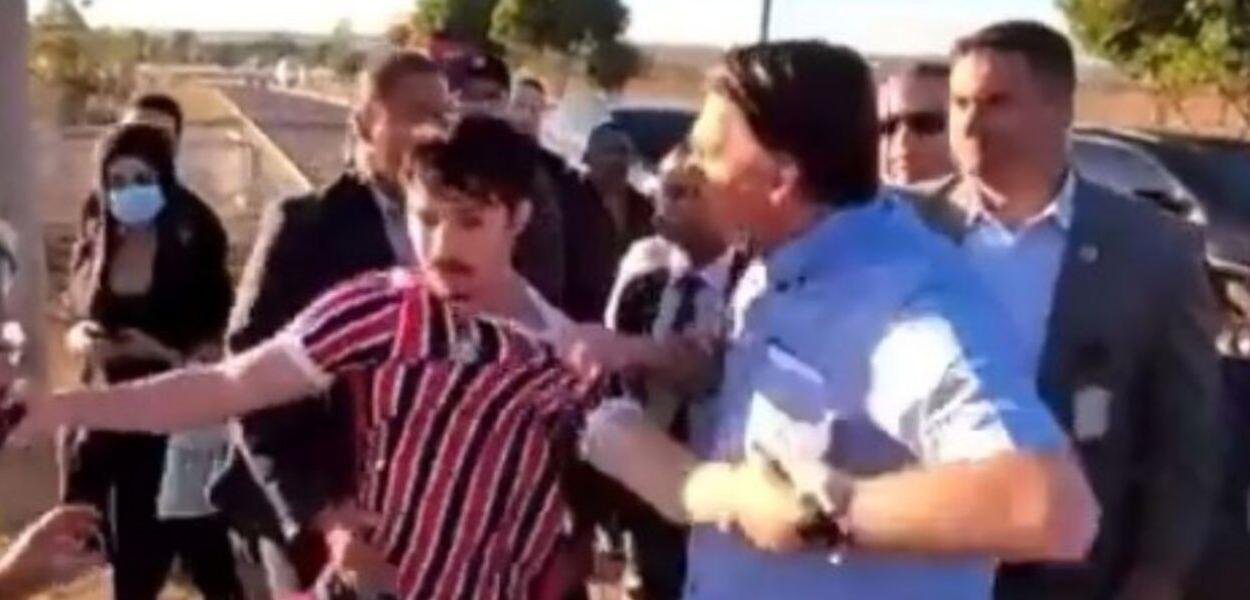 Bolsonaro agride influenciador em frente ao Palácio da Alvorada