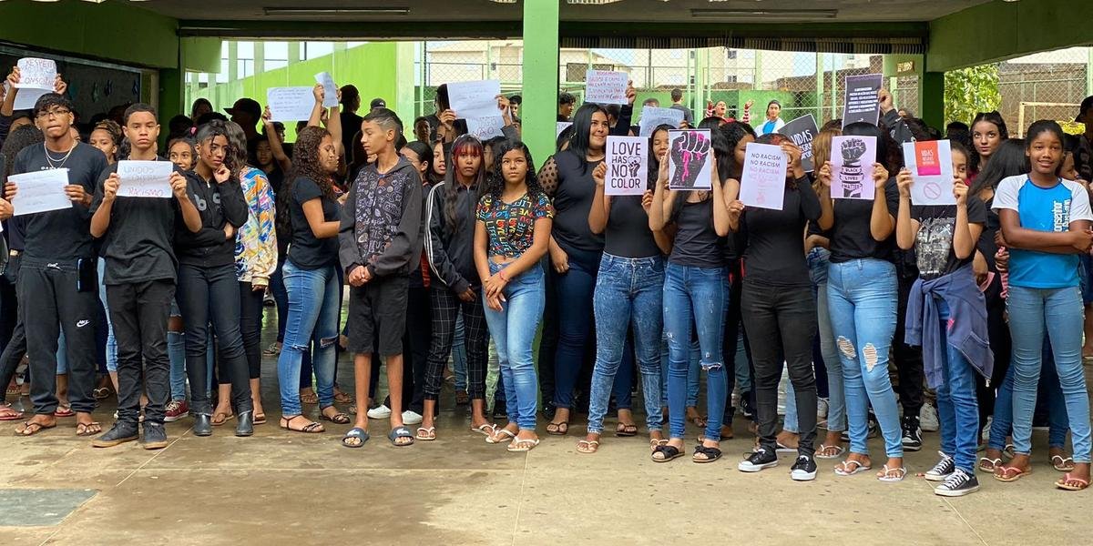 Alunos da escola Monsenhor Gustavo protestam contra atos racistas
