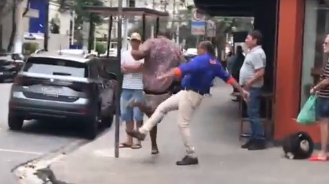 O negro que tenta derrubar o negro perseguido pelos brancos bolsonaristas