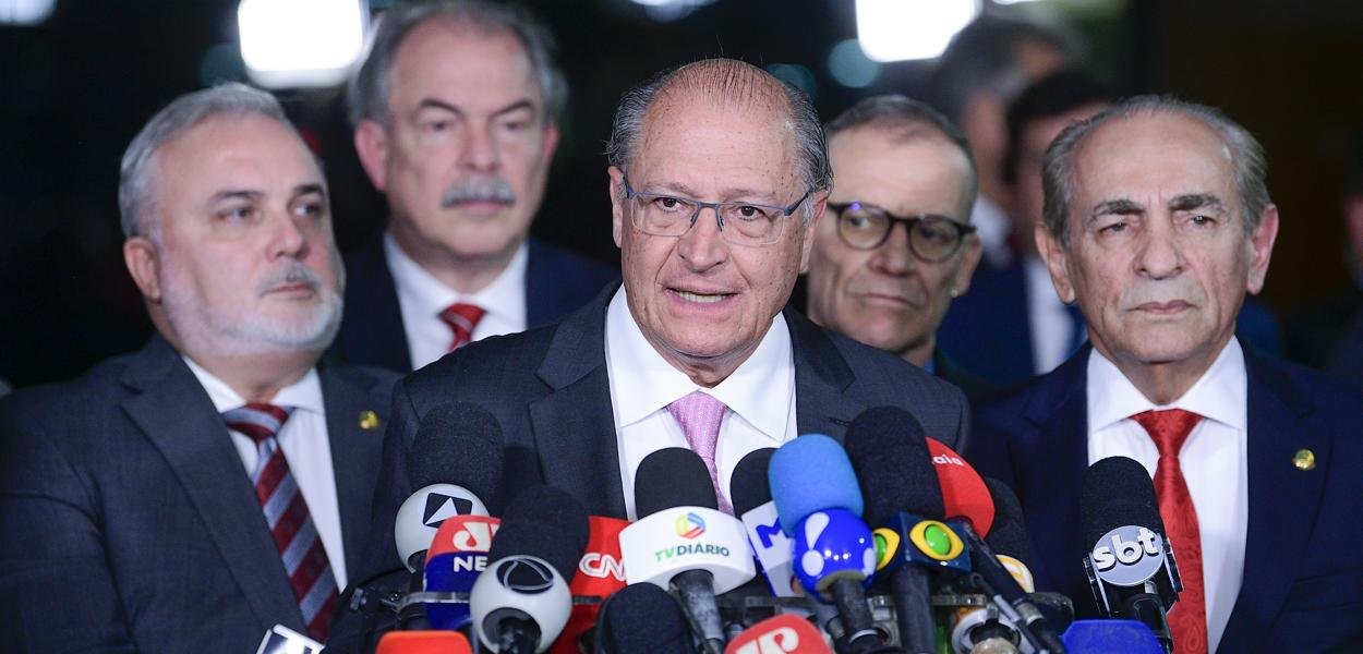 Equipe de Lula propõe PEC da Transição para garantir auxílio de R$ 600