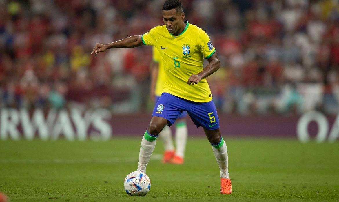 Lateral-esquerdo (foto) sentiu o quadril na vitória sobre a Suíça (Lucas Figueiredo/CBF)
