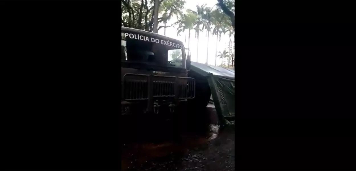 Bolsonaristas caem em nova pegadinha e confundem ação social na Praça da Sé com golpe militar