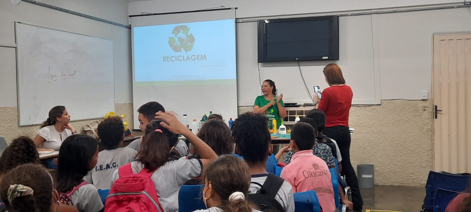 Prefeitura leva o projeto RECICLA AOS MONTES para a comunidade escolar