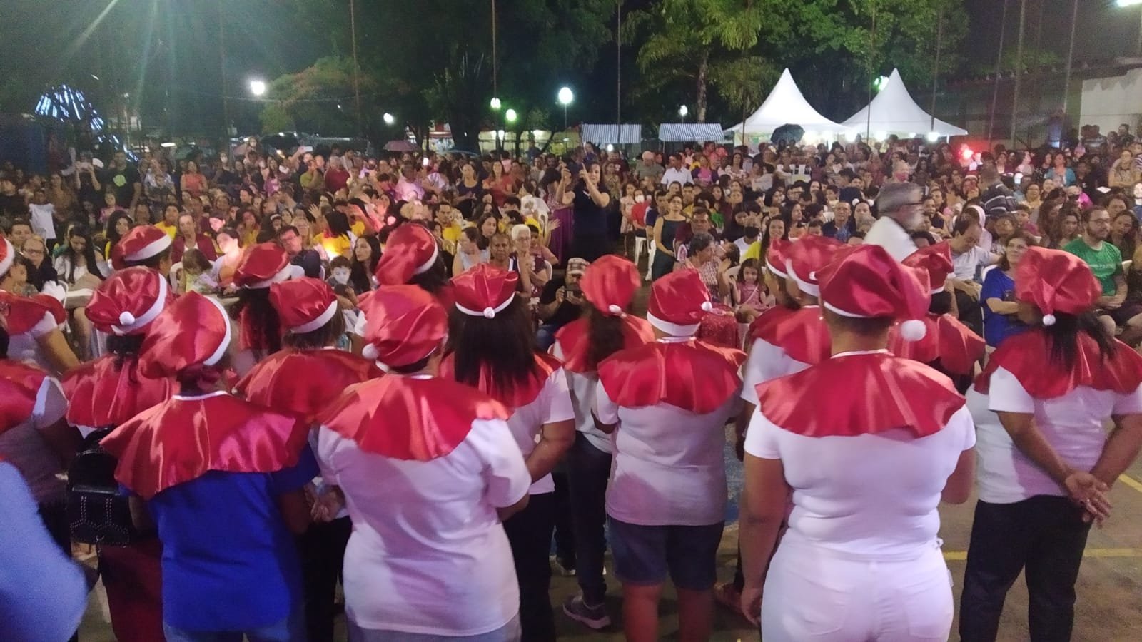 Cantata de Natal do CRAS Maracanã arrasta multidão para a praça do bairro