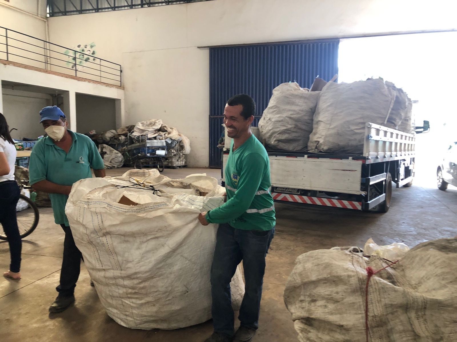 Montes Claros estrutura galpões e capacita catadores