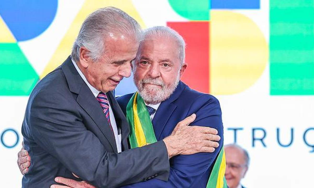 Lula demite comandante do Exército mas mantém o ministro da Defesa