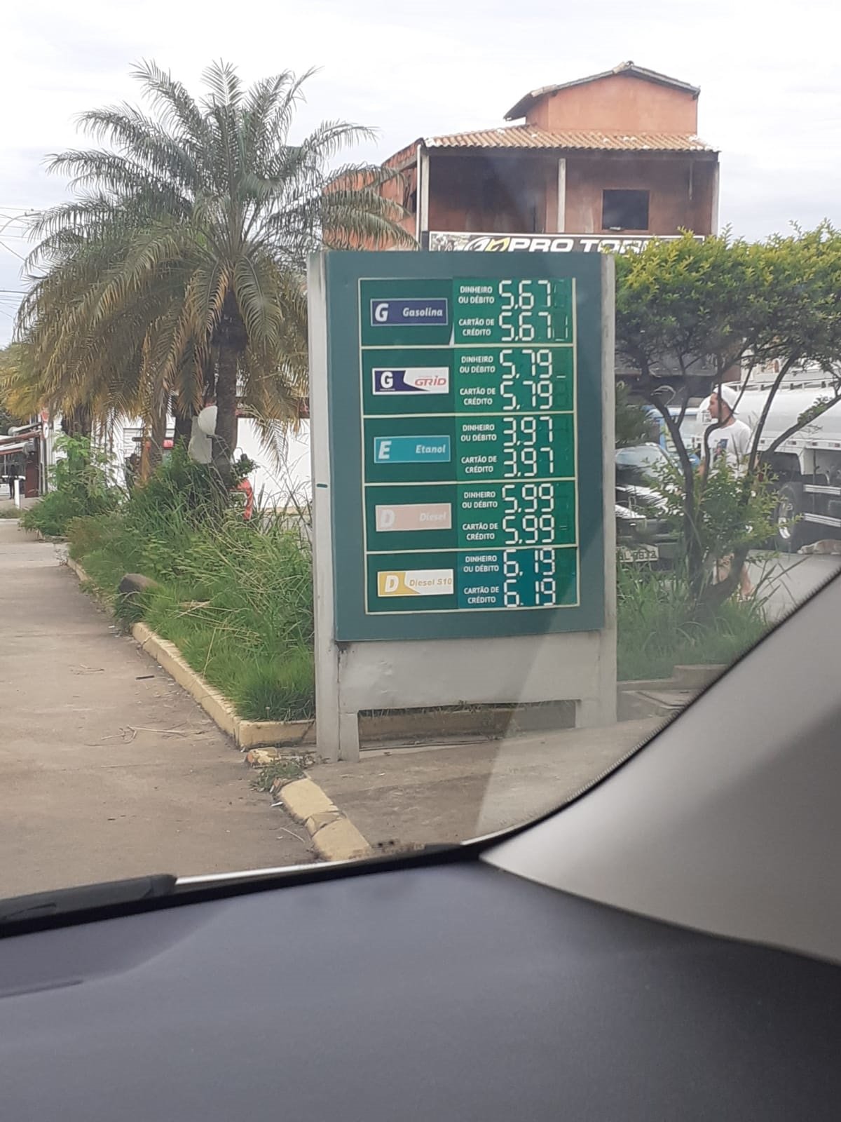 Procon multa postos que aumentaram preço de combustíveis em Montes Claros