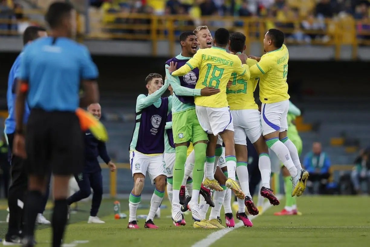 Com brilho do goleiro, Brasil vence Paraguai e se garante no Mundial sub-20