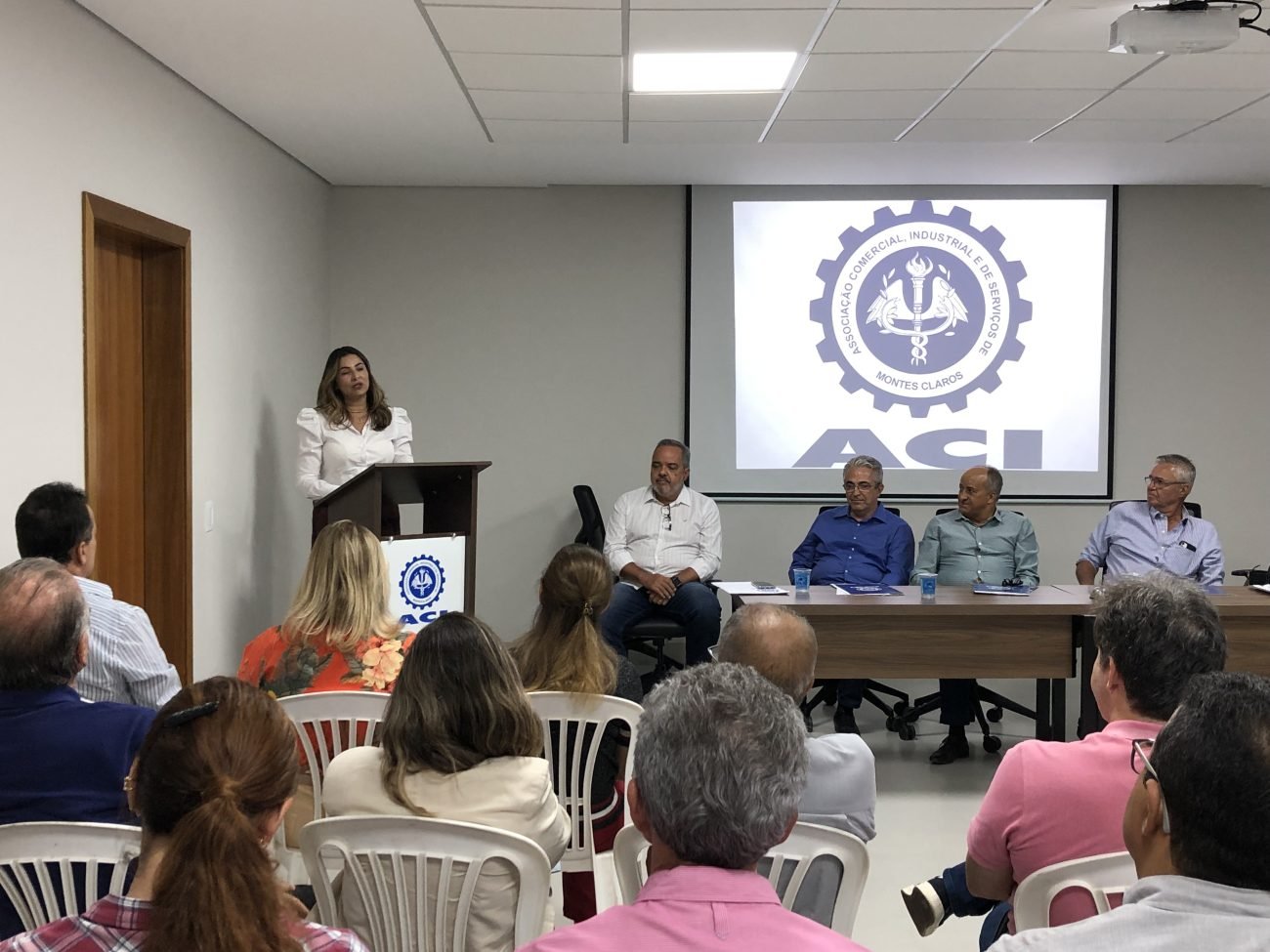 A empresária Gislayne Lopes é a primeira mulher a presidir a ACI de Montes Claros