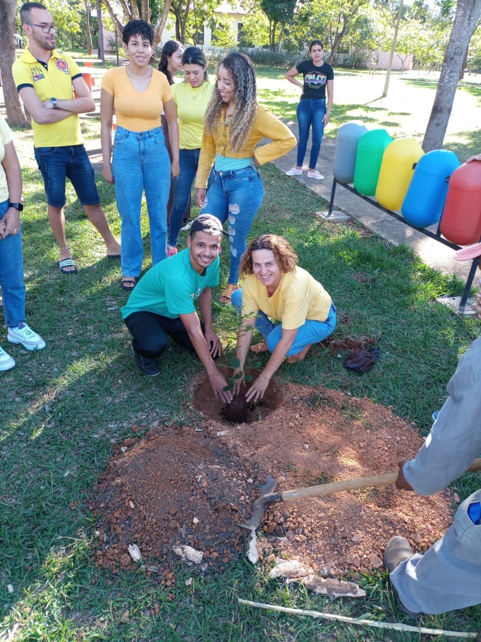 Acadêmicos da UFMG plantam Ipê para simbolizar melhoria da qualidade de vida