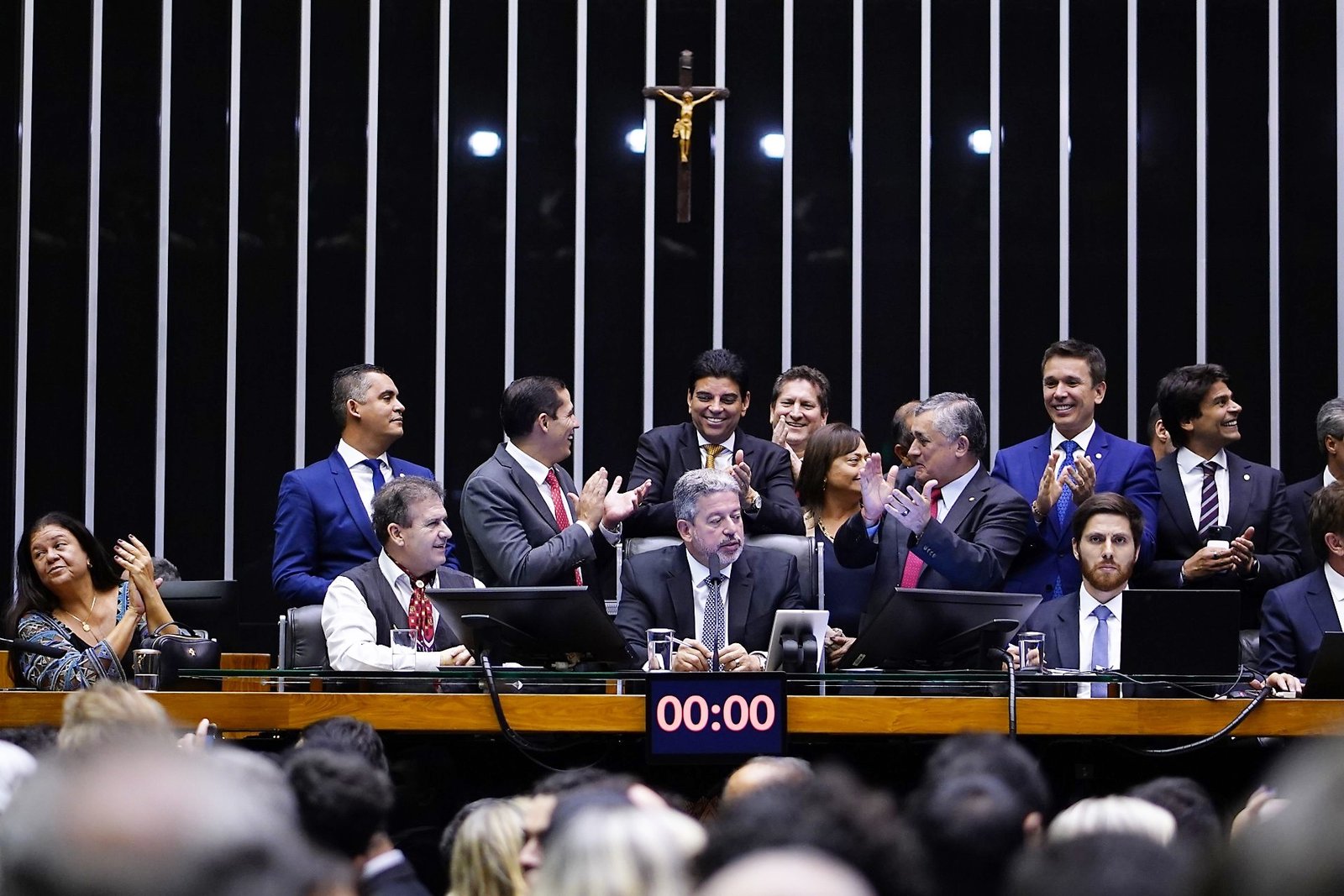 Em vitória de Lula, Câmara aprova arcabouço fiscal com 372 votos