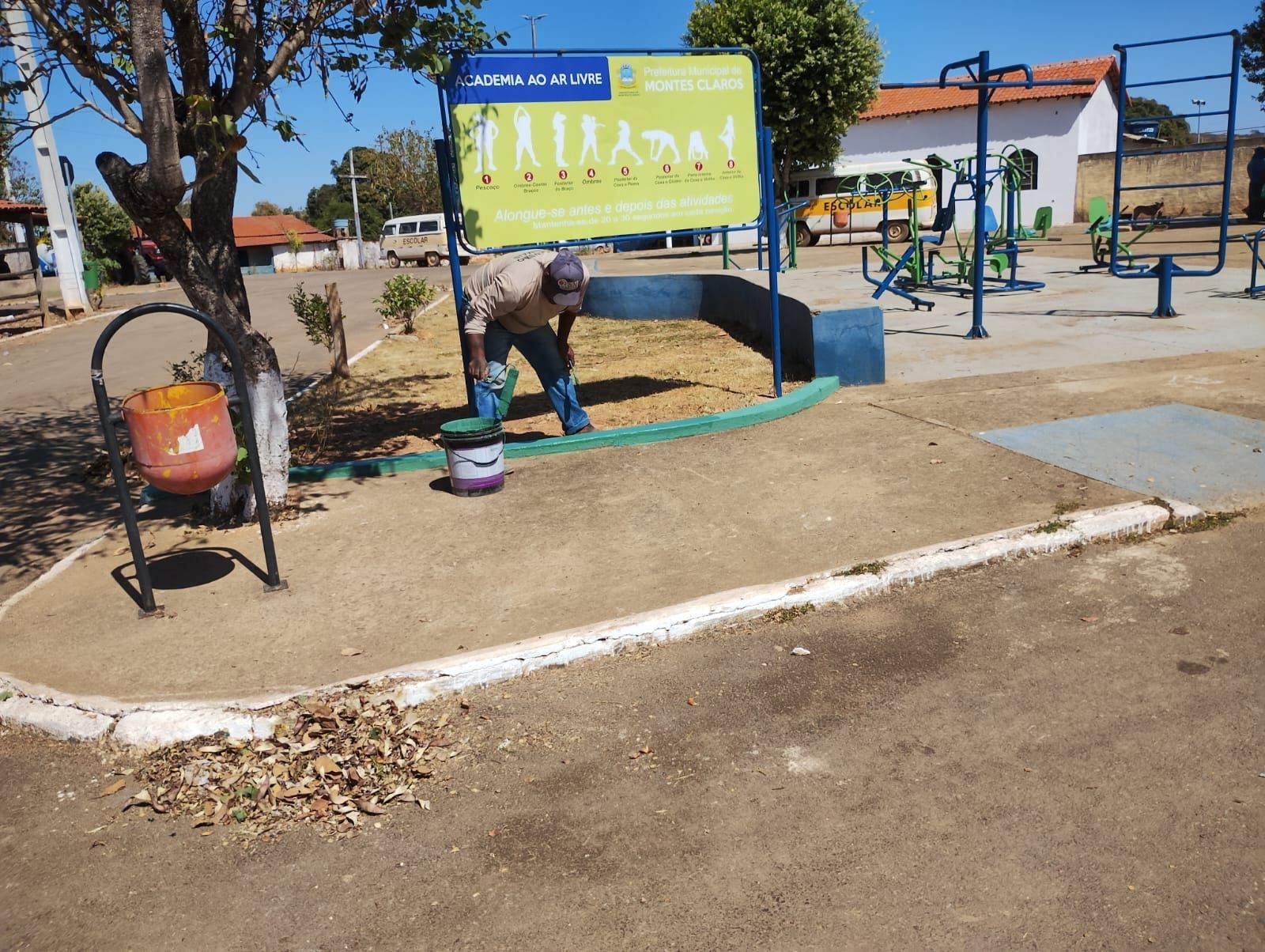 AS PRAÇAS SÃO NOSSAS – Prefeitura intensifica capina e pintura nas praças