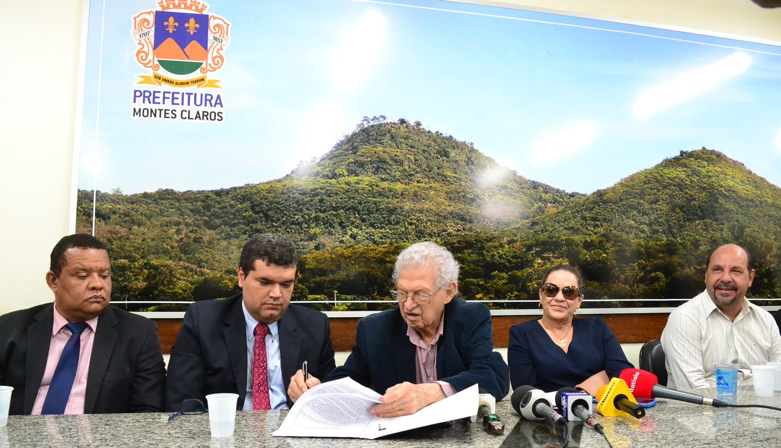Montes Claros sanciona lei que regulariza terrenos de pessoas carentes