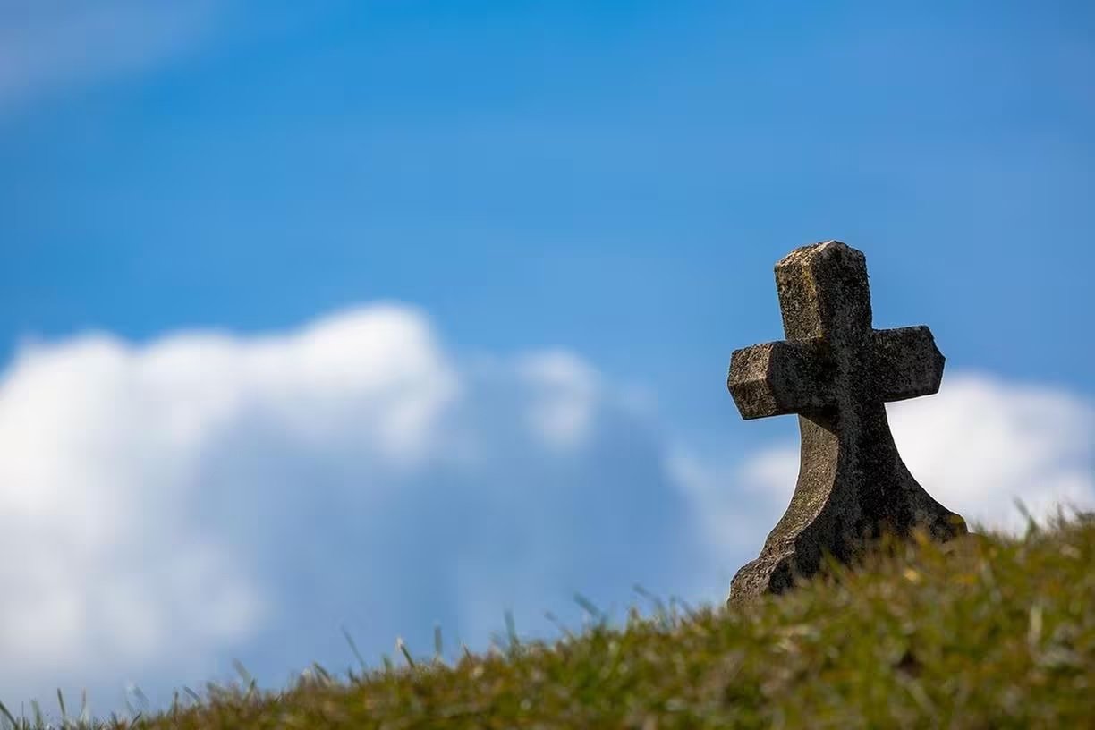 Oficial teria tentado cumprir intimação no cemitério da cidade — Foto: Pixabay
