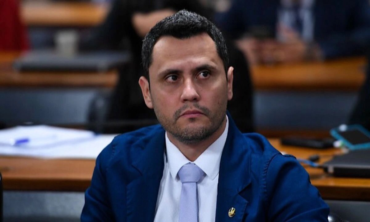 Senador Cleitinho gravou vídeo com o presidente da Copasa no qual ele pergunta se Divinópolis tem 100% do esgoto tratado e, ao ouvir que não, que então a cobrança da taxa é um "roubo"; a regulamentação da cobrança é feita pela ARSAE