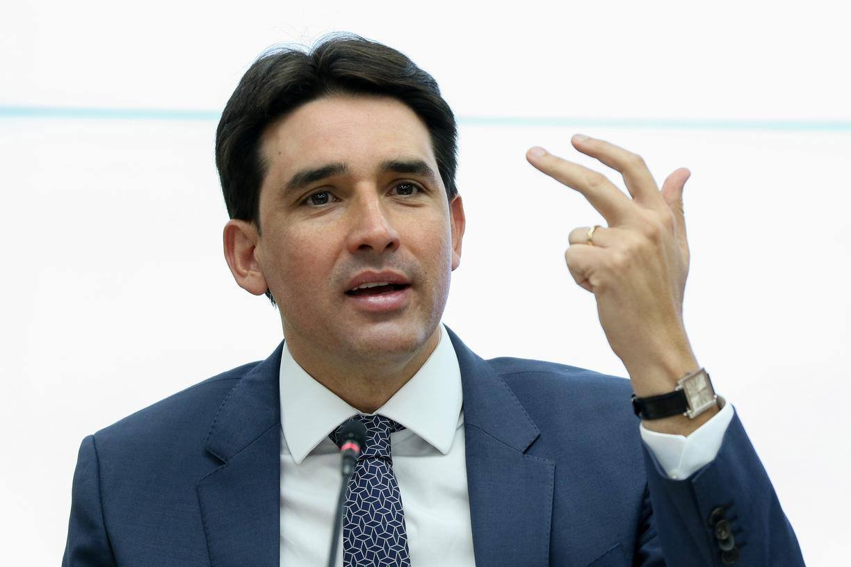 O ministro de Portos e Aeroportos, Silvio Costa Filho, durante entrevista coletiva — Foto: José Cruz/Agência Brasil