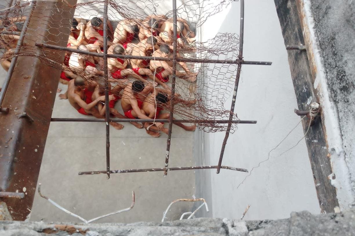 Detentos escaparam por buraco em grade no pátio de sol da penitenciária de Santa Luzia I — Foto: Reprodução
whatsapp