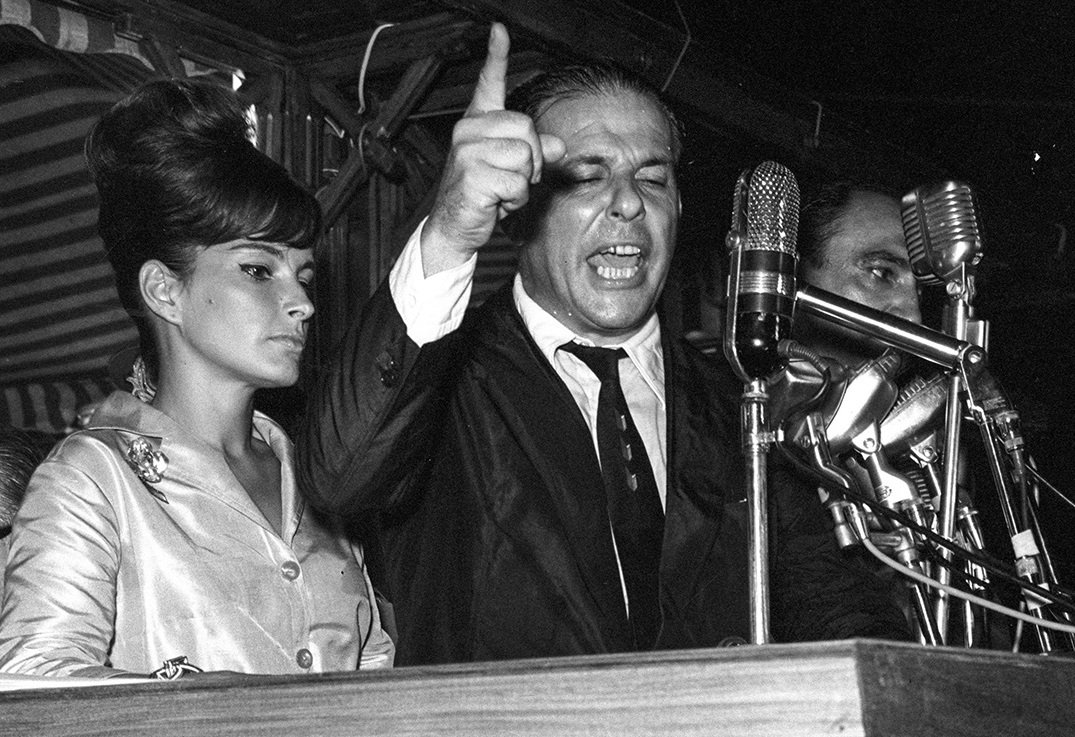 Rio de Janeiro (RJ) 13/03/1964 - Política - Comício da Central do Brasil - João Goulart (presidente) e sua esposa Maria Teresa Goulart no Comício da Central do Brasil - Foto Arquivo / Agência O Globo - Negativo: 32541