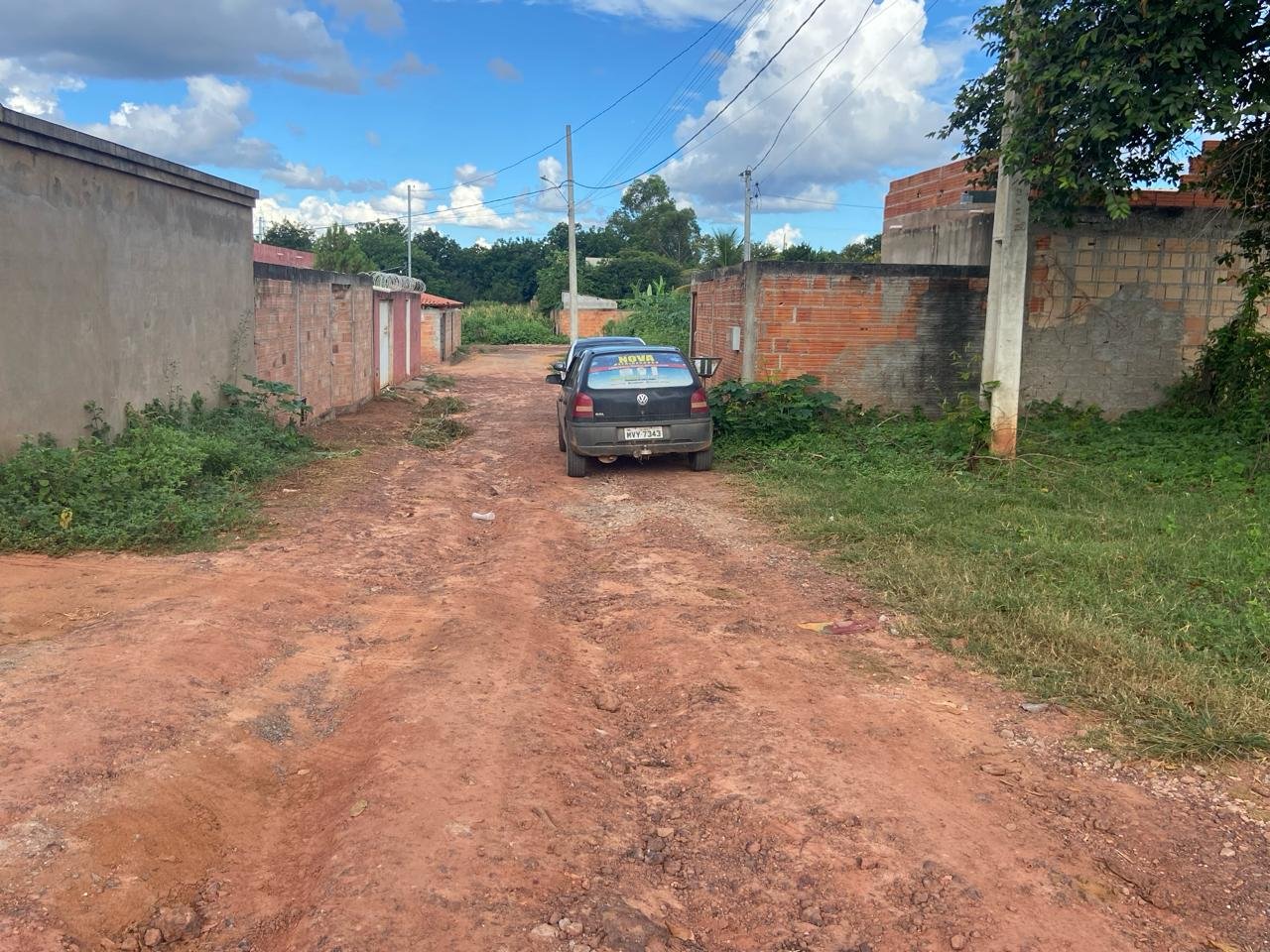 No meio do caminho tem uma casa. Tem uma casa no meio do caminho
