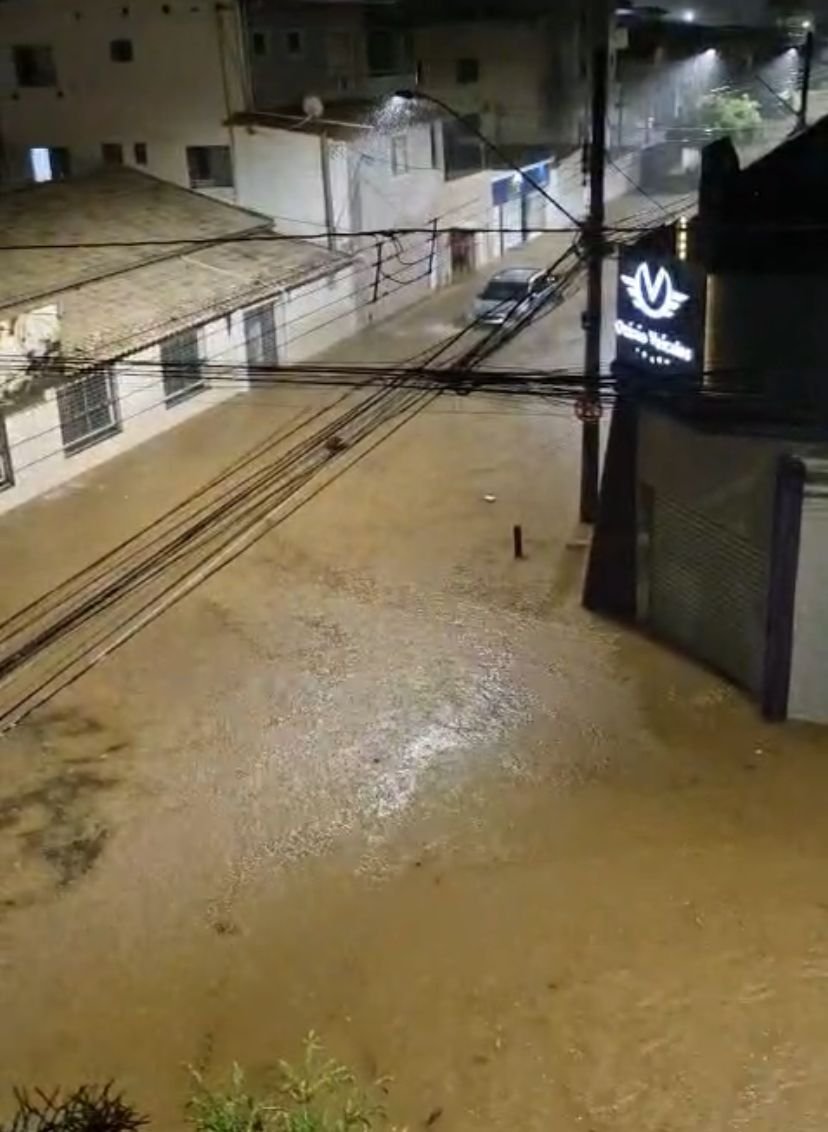 Chuva intensa causa inundações e prejuízos em Montes Claros