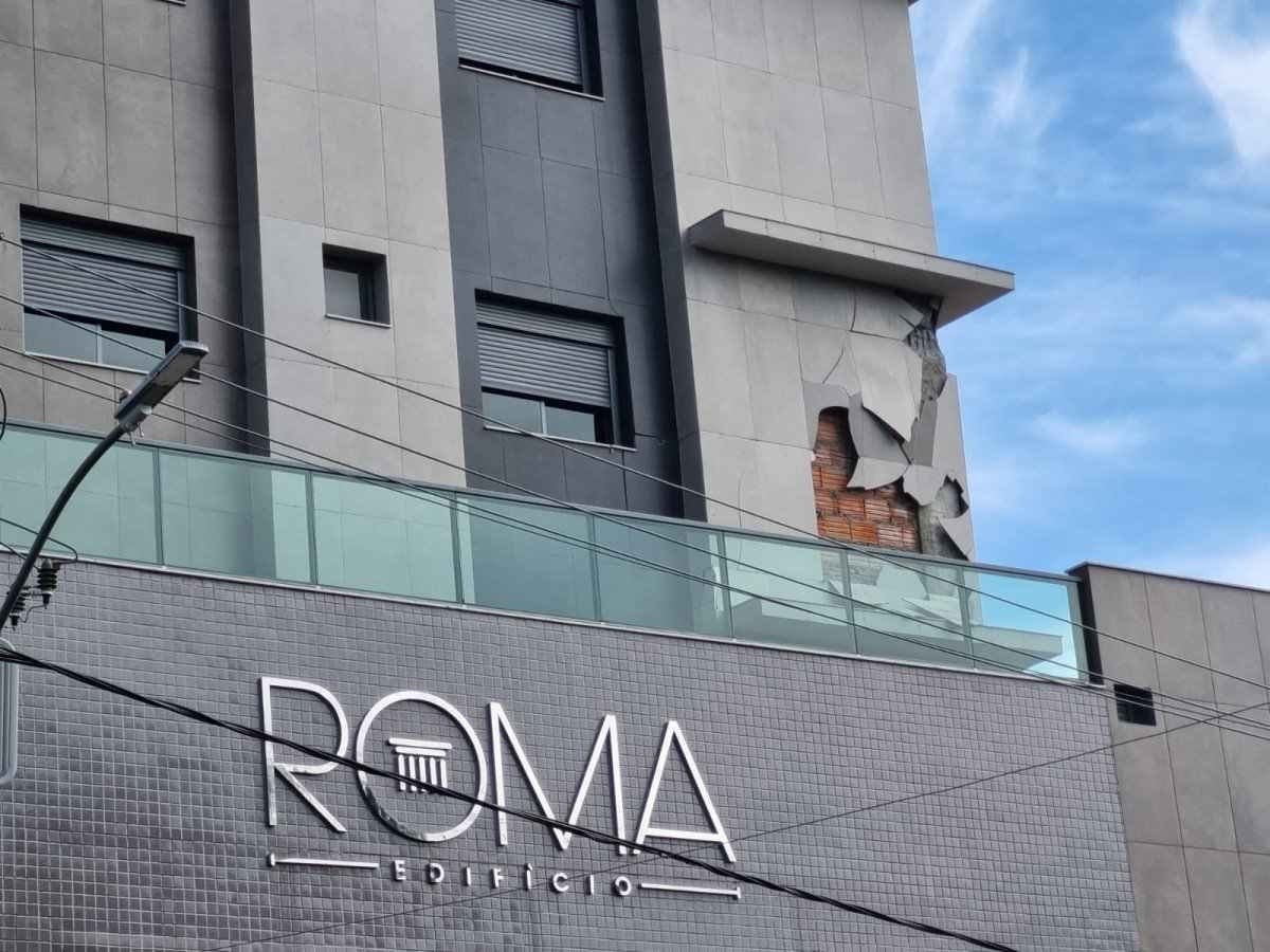 Moradores são evacuados de prédio em risco de desabamento em Montes Claros