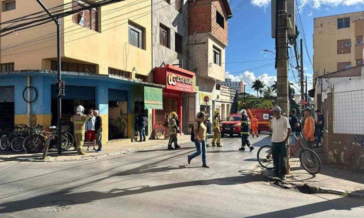 Bombeiros interditaram rua e trilhos de trem em Montes Claros - crédito: CBMMG