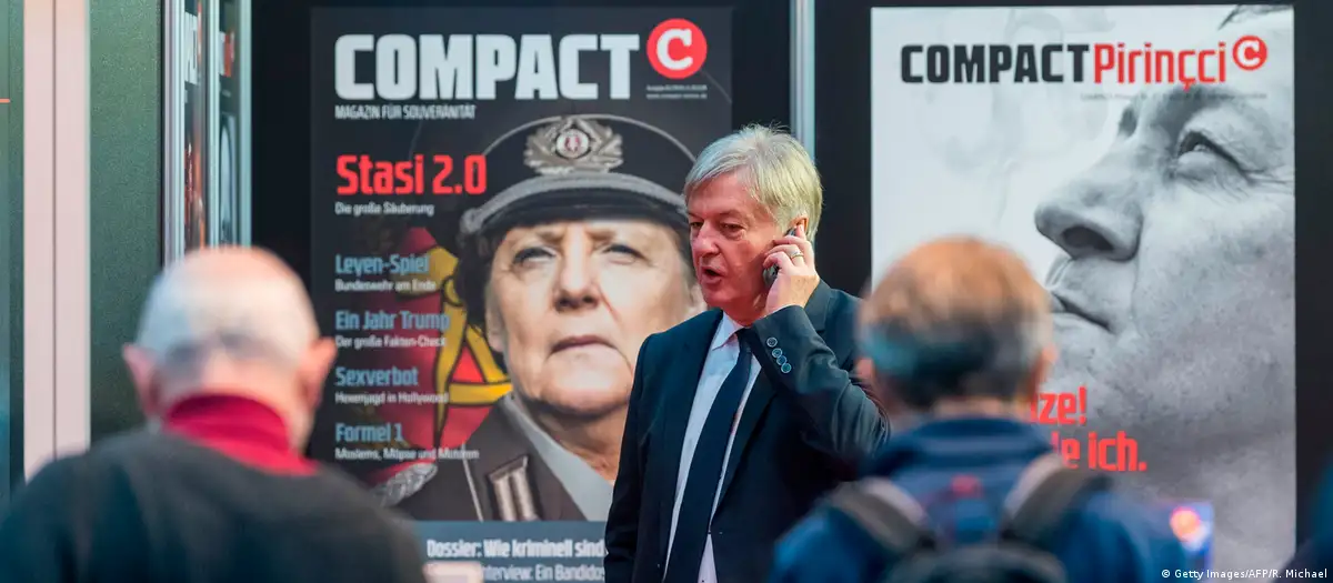 Capa da revista alemã Compact, acusada de incitar ódio contra judeus e imigrantes, retratando a ex-chanceler Angela Merkel como uma general.
(Foto: Getty Images/AFP/R. Michael)