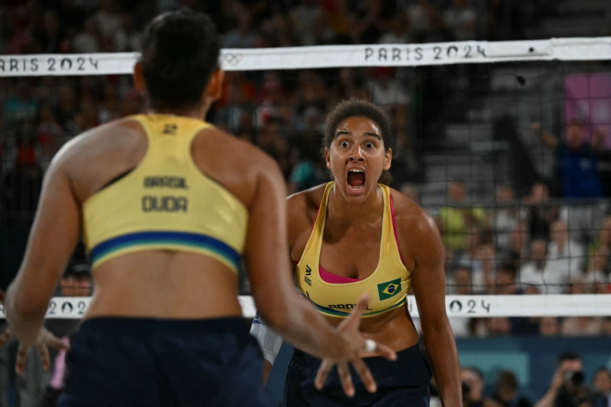 Duda e Ana Patrícia enfrentaram a dupla do Canadá na final do vôlei de praia em Paris
Foto: Photo by Jeff Pachoud / AFP