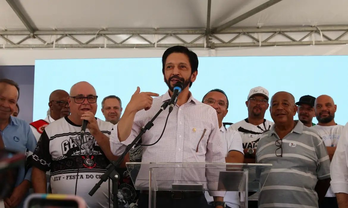 O prefeito de São Paulo, Ricardo Nunes, discursa na entrega das obras da Fábrica do Samba, projetada para as atividades de produção das escolas de samba, na Barra Funda.© ROVENA ROSA/AGÊNCIA BRASIL