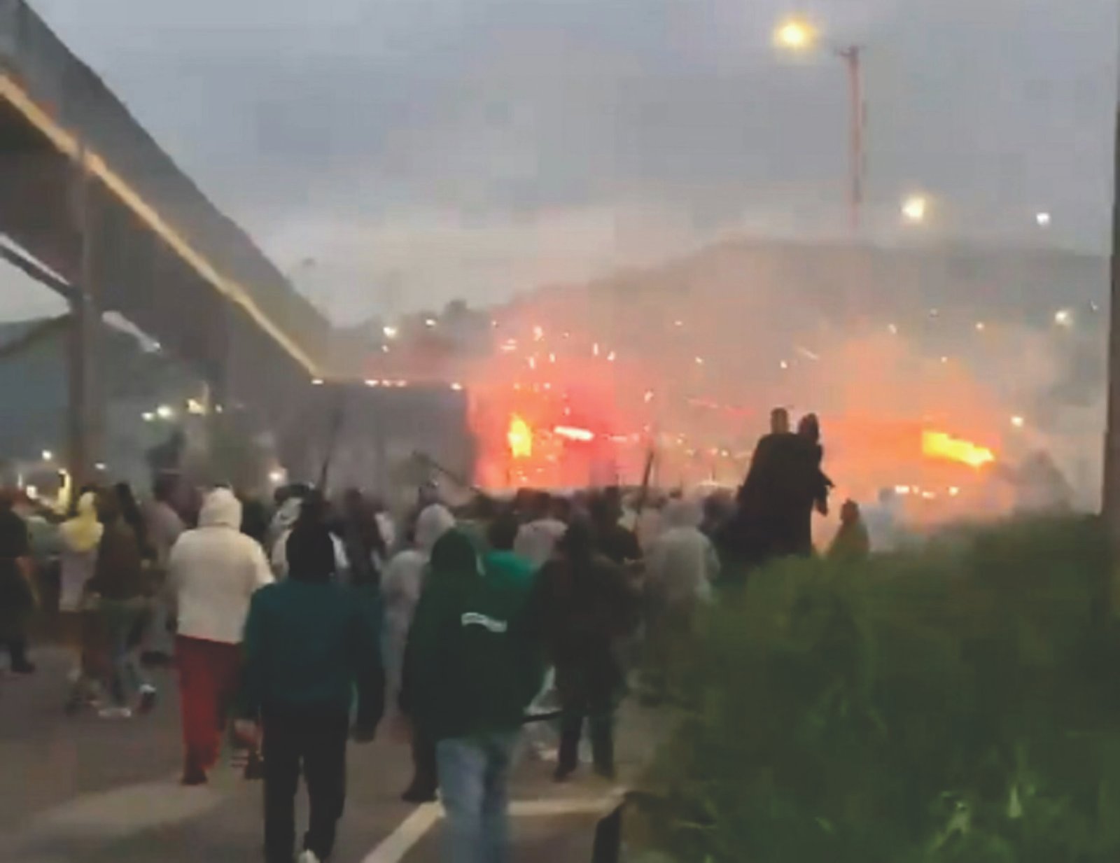 Dezenas de foguetes sendo jogados no ônibus que acabou incendiado
Foto: REPRODUÇÃO / REDES SOCIAIS