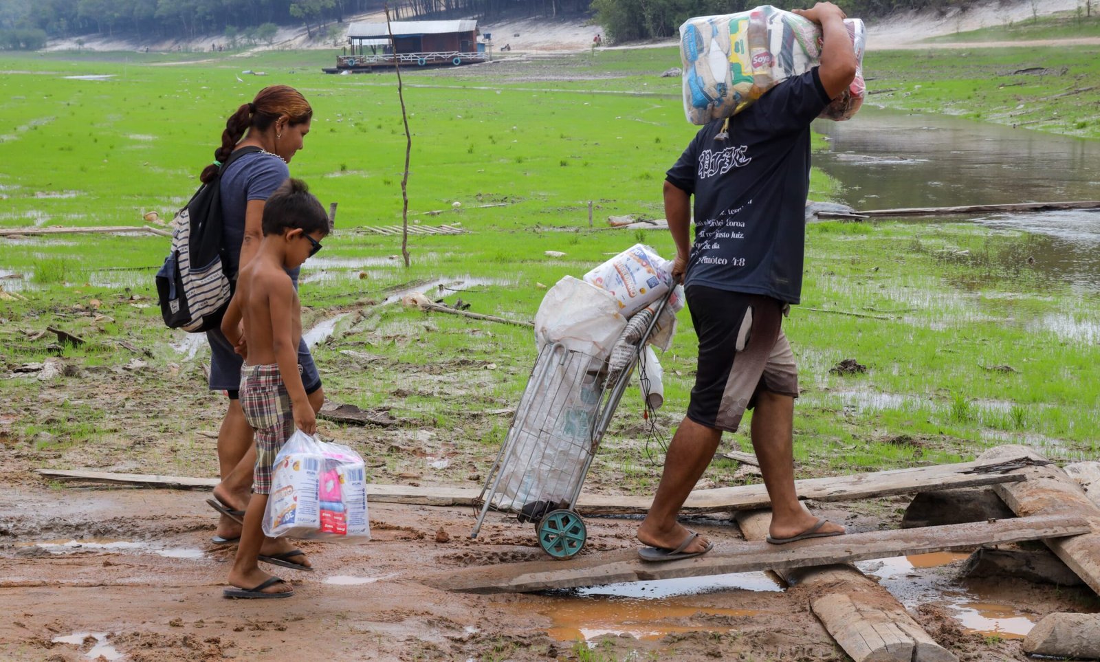 24.09.2024 -. ESPECIAL/Seca no Amazonas - Operação estiagem na comunidade Nossa senhora de Fatima no Rio Tarumã Açu afluente do Rio Negro - Am. Fotos: Clóvis Miranda/Fotos Públicas