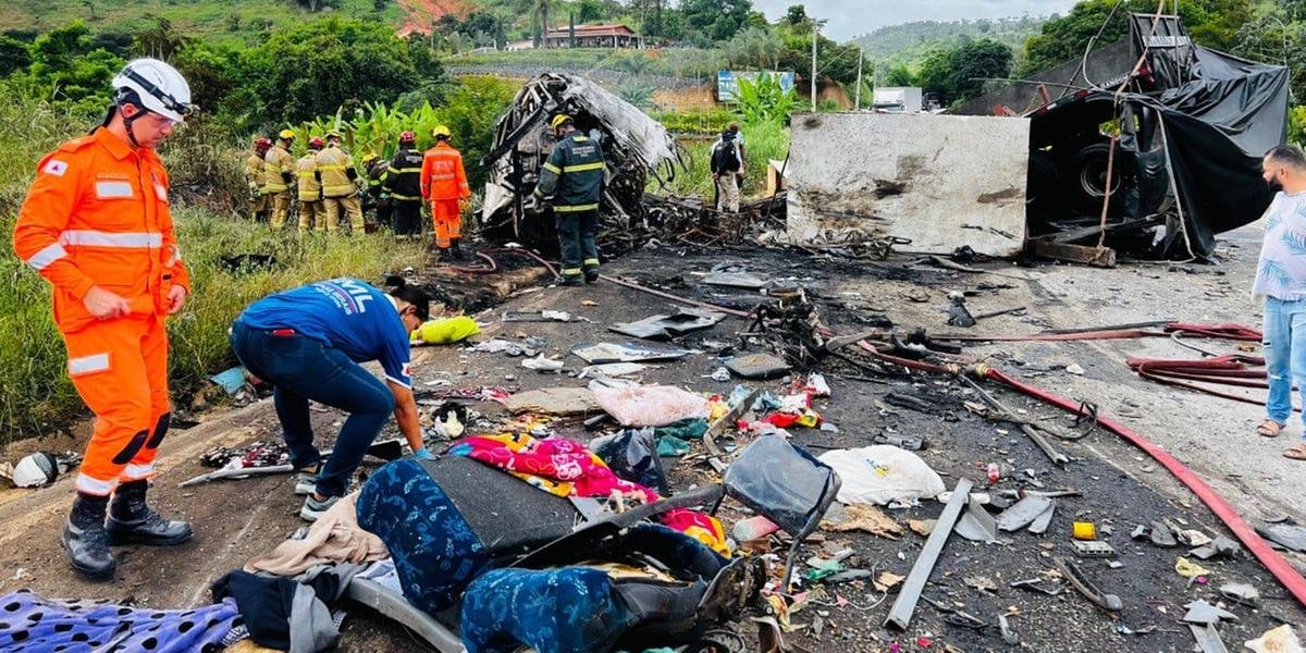 Ônibus tinha aproximadamente 45 passageiros (Corpo de Bombeiros)