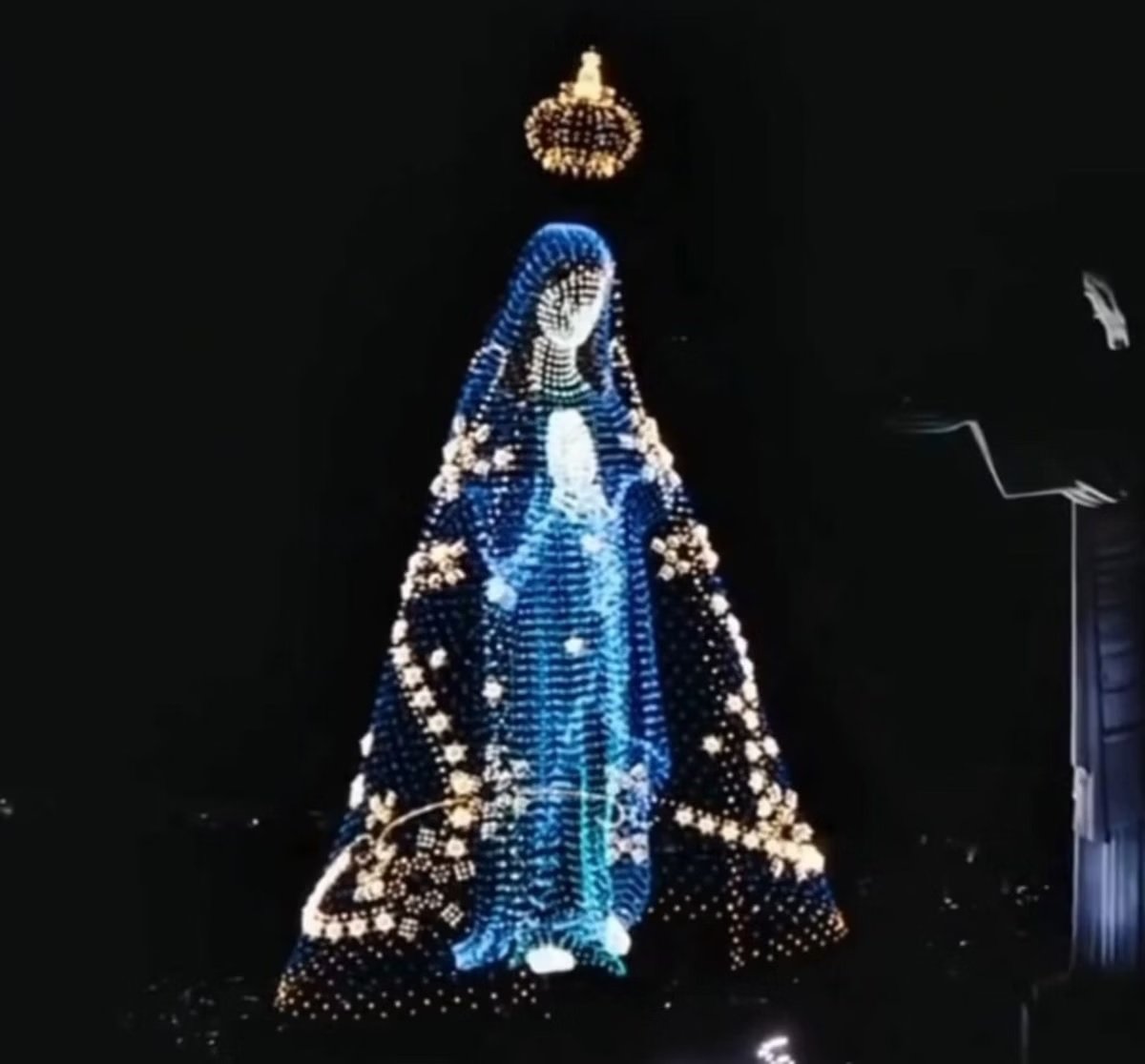 A imagem de Nossa Senhora Aparecida, mãe de Jesus, foi projetada ao lado de seu filho, o Cristo Redentor - Foto: Reprodução/ Redes Sociais