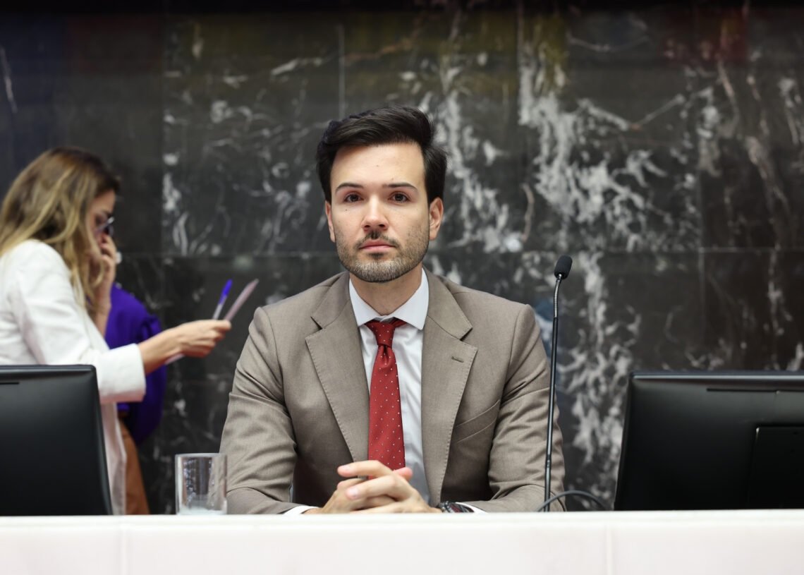 Tadeuzinho faz manobra, aceita voto fora do prazo, e PEC do Cala a Boca é aprovada pela ALMG