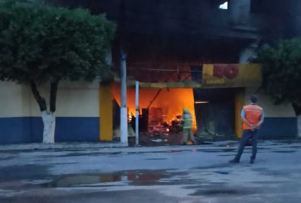 Incêndio destrói loja de variedades no Centro de Várzea da Palma