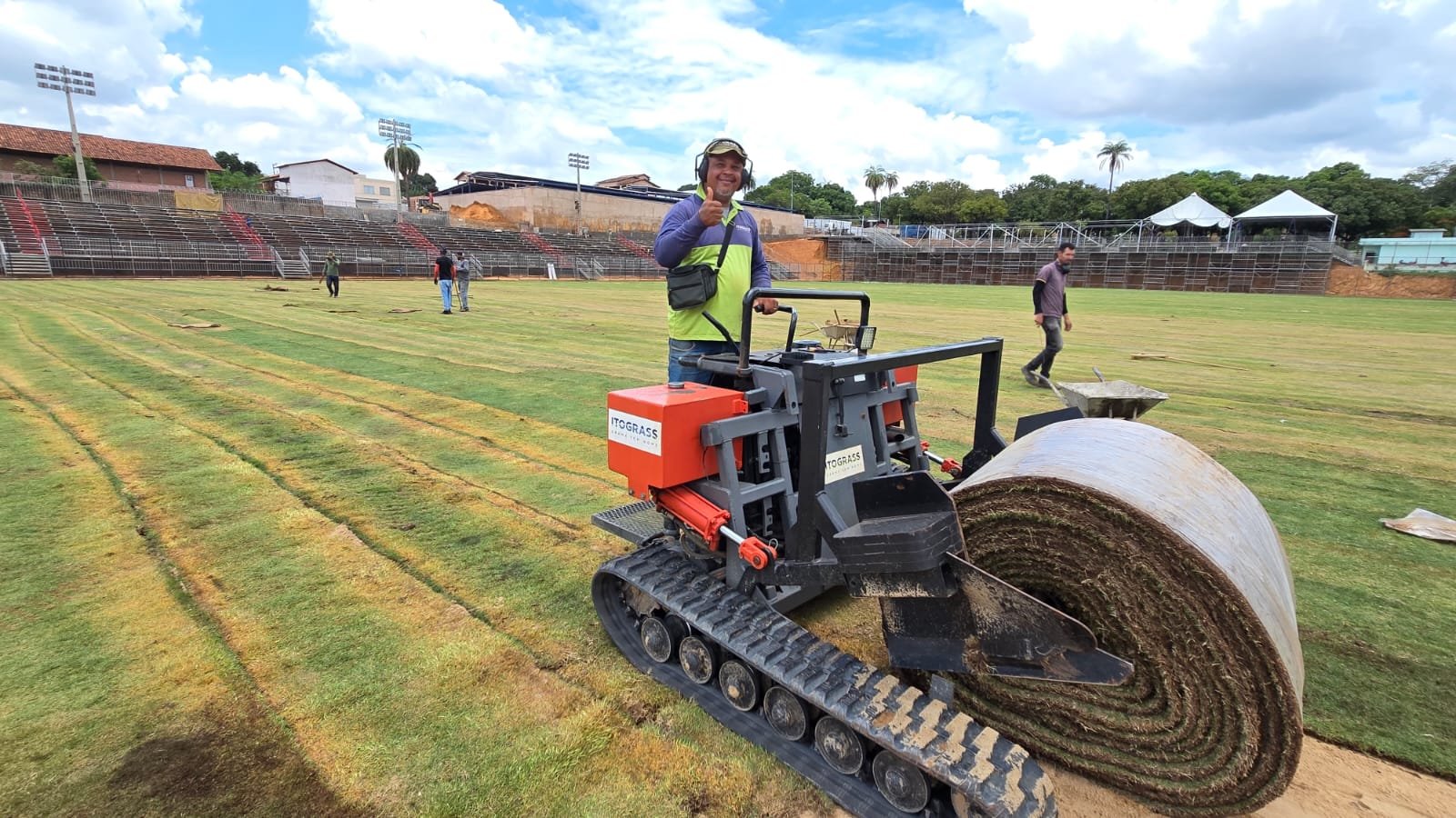 TAPETE VERDE – Prefeitura conclui gramado do Estádio “Juvenção”